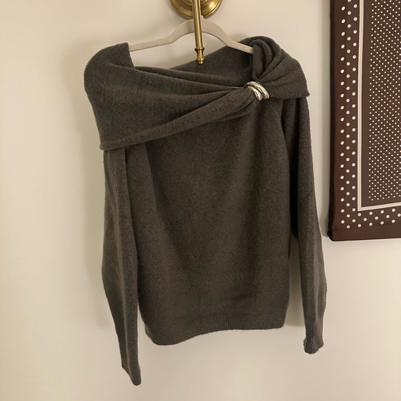 Zara Off-the-shoulder Gray Sweater with appliqué - Picture 2 of 3
